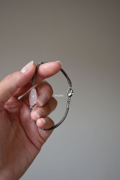 dettaglio della chiusura del bracciale con moschettone e anellini brisè in acciaio inox