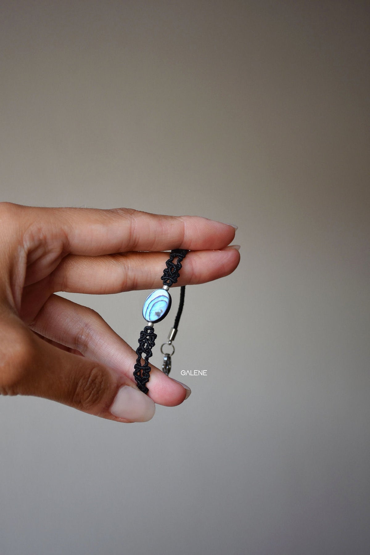 bracciale Filum in macramè con Abalone naturale – vista frontale