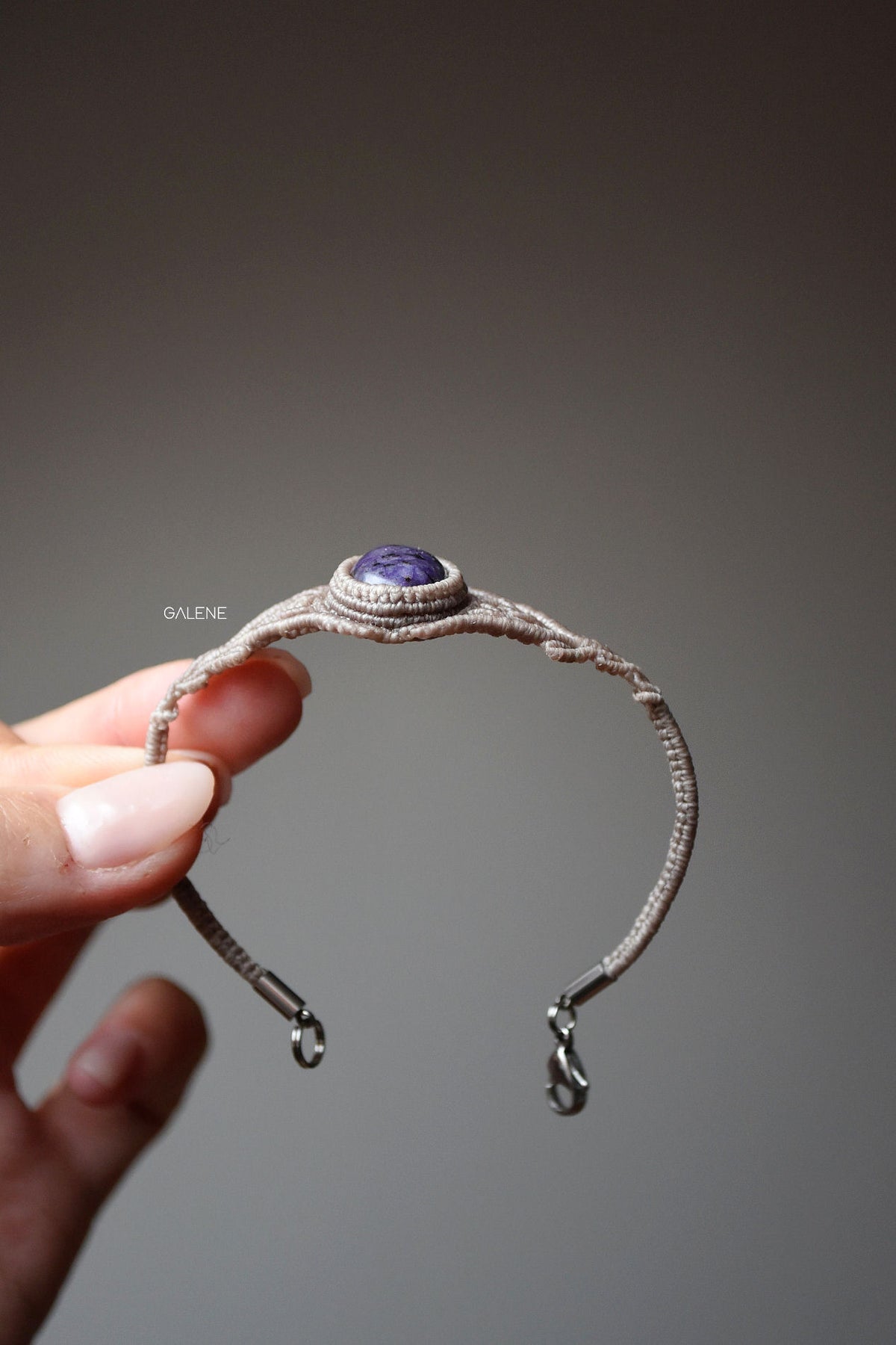 dettaglio in vista laterale del bracciale nella sua interezza