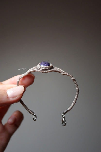 dettaglio in vista laterale del bracciale nella sua interezza