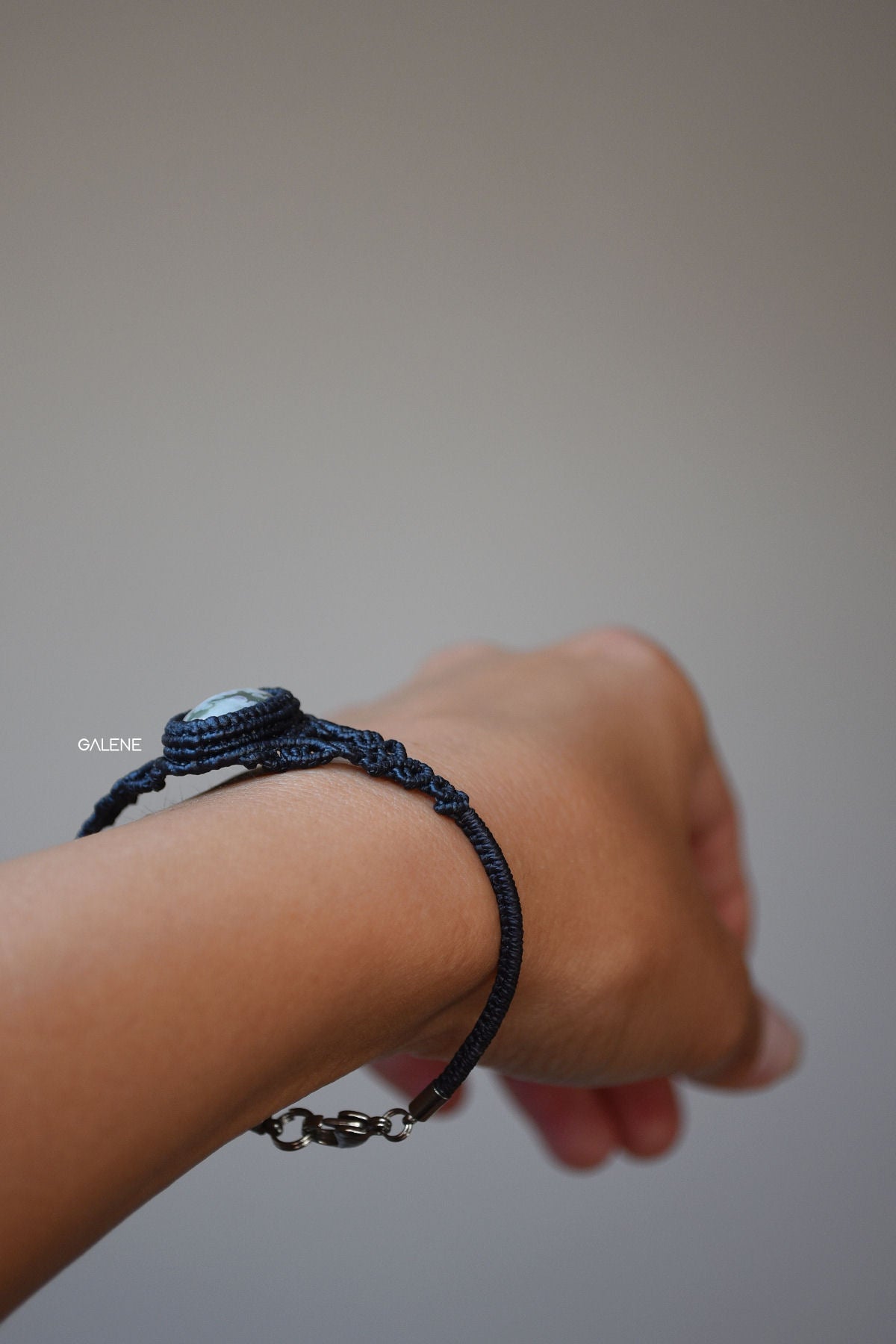 spessore del bracciale monolith con giada peace sul polso