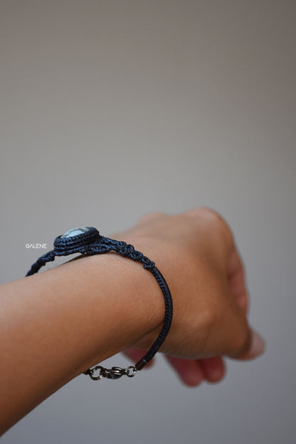 spessore del bracciale monolith con giada peace sul polso