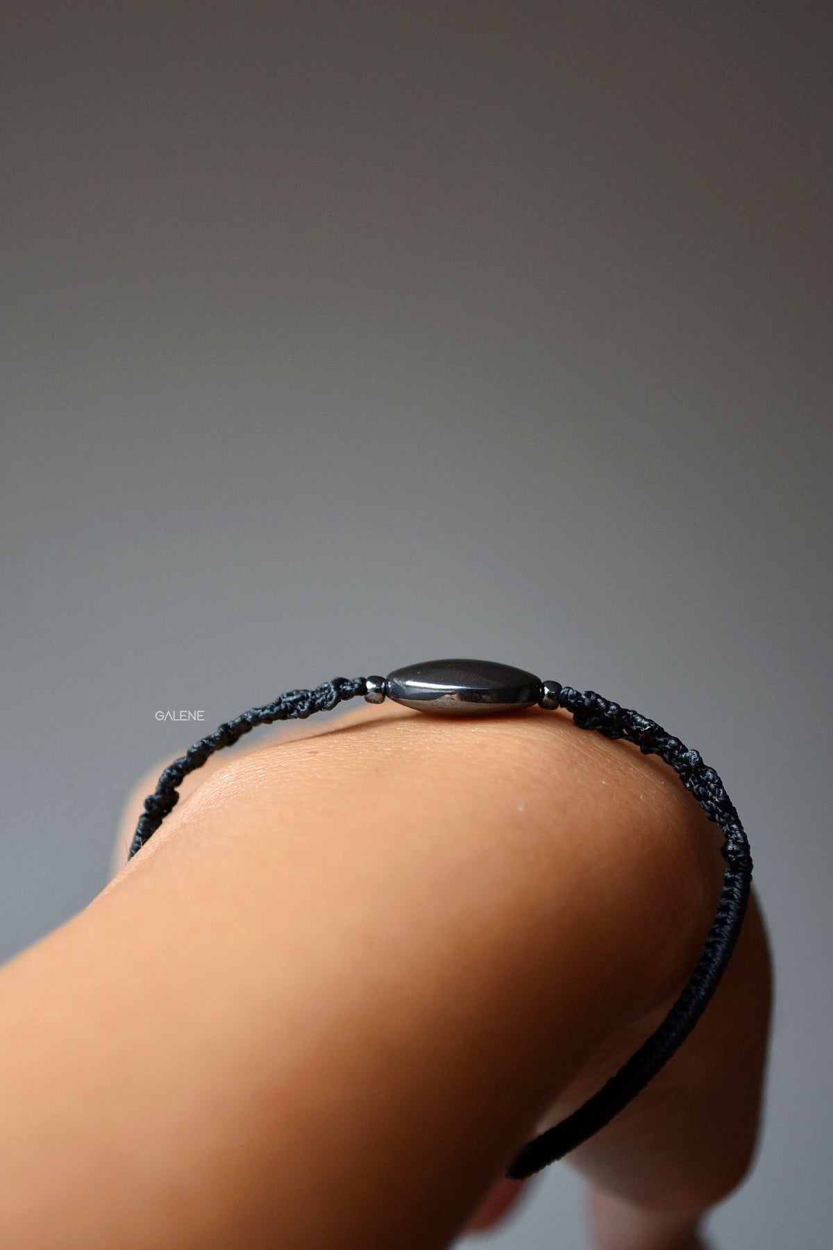 profilo laterale del bracciale Filum in macramè con ematite naturale
