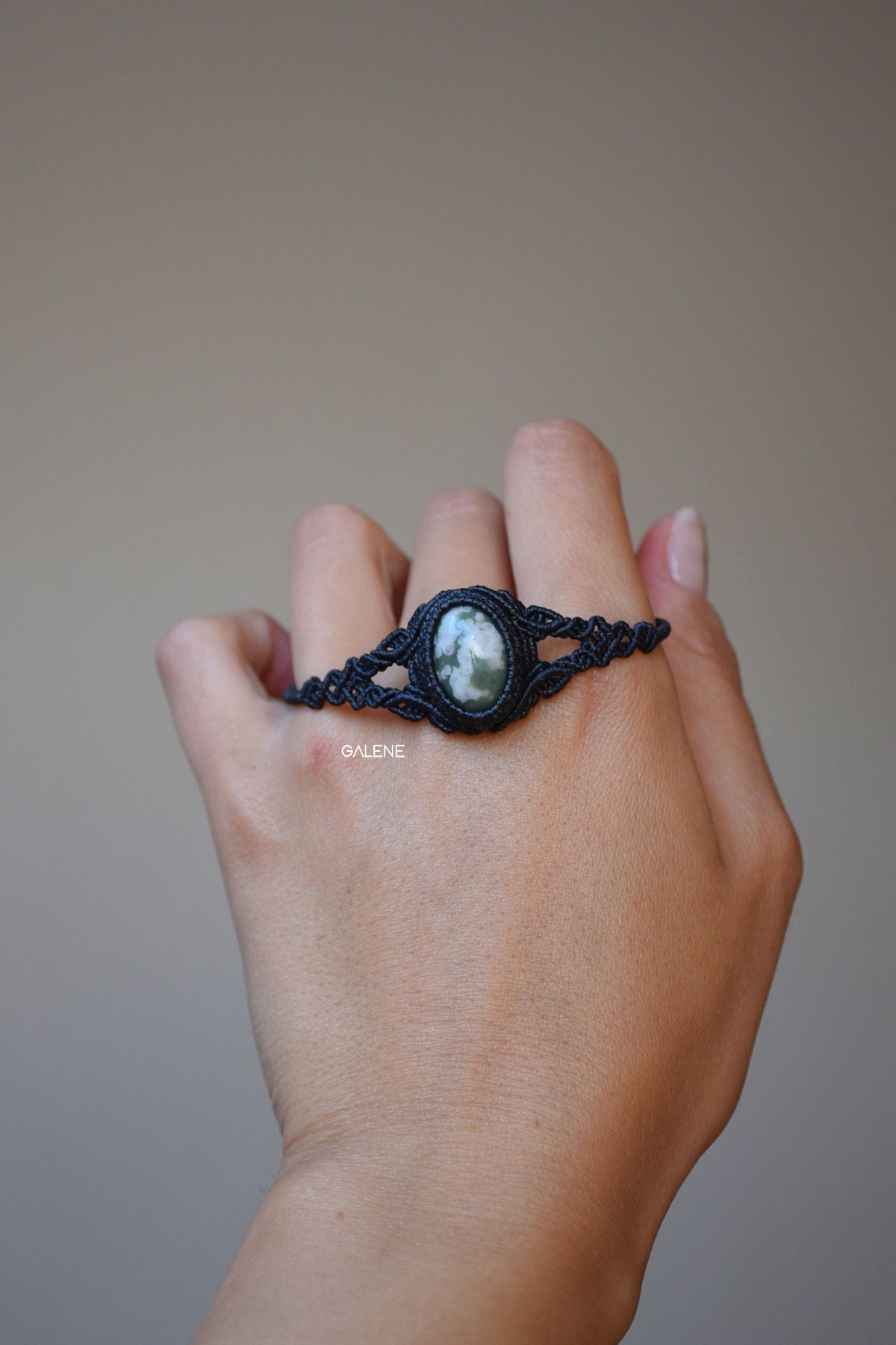 proporzione del bracciale monolith con giada peace sulla mano