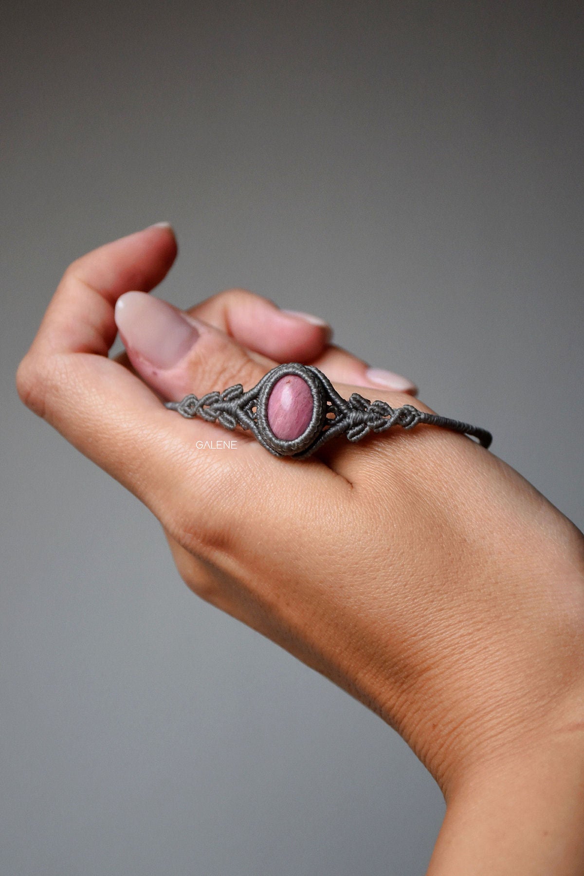 dettaglio della lavorazione in macramè – bracciale Bonbon con rodonite