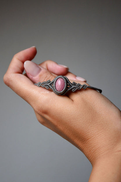 dettaglio della lavorazione in macramè – bracciale Bonbon con rodonite