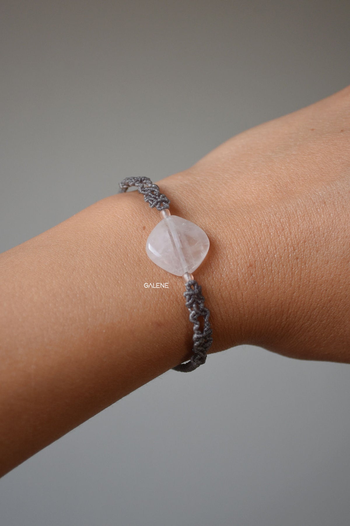 zoom sul bracciale filum indossato e sulla pietra in quarzo rosa