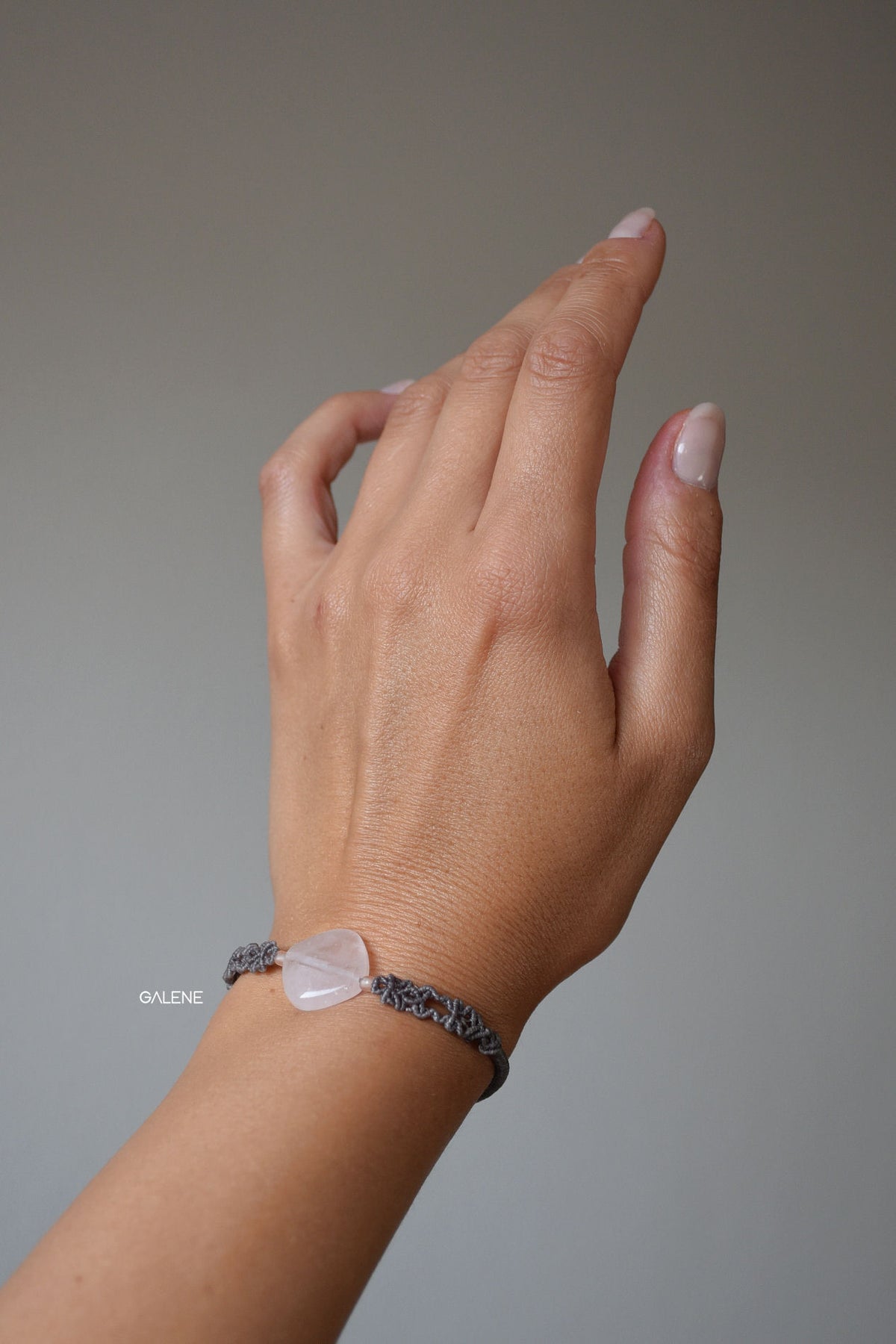bracciale filum con rombo in quarzo rosa indossato