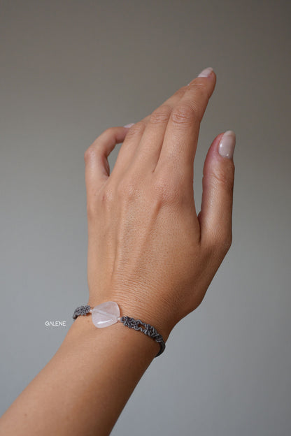 bracciale filum con rombo in quarzo rosa indossato