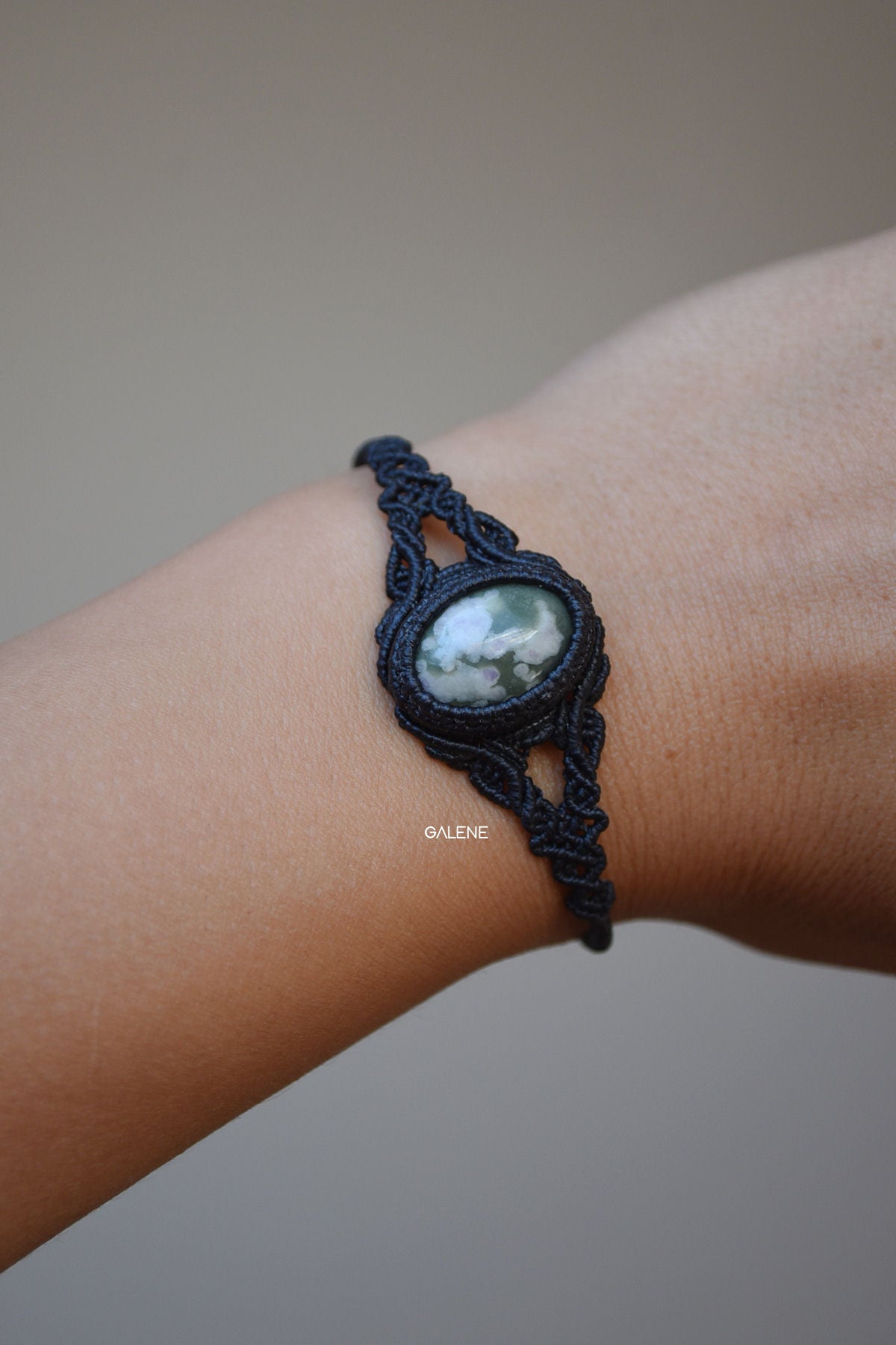 zoom sulla lavorazione del bracciale monolith con giada peace