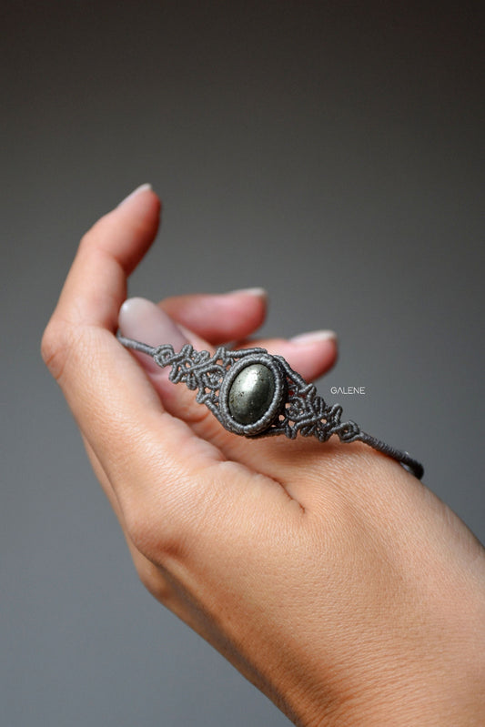 bracciale Nocturne in macramè con pirite naturale – vista frontale