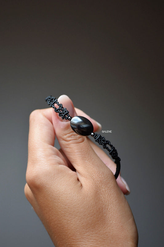 close-up della superficie liscia dell’ematite naturale – bracciale artigianale Filum