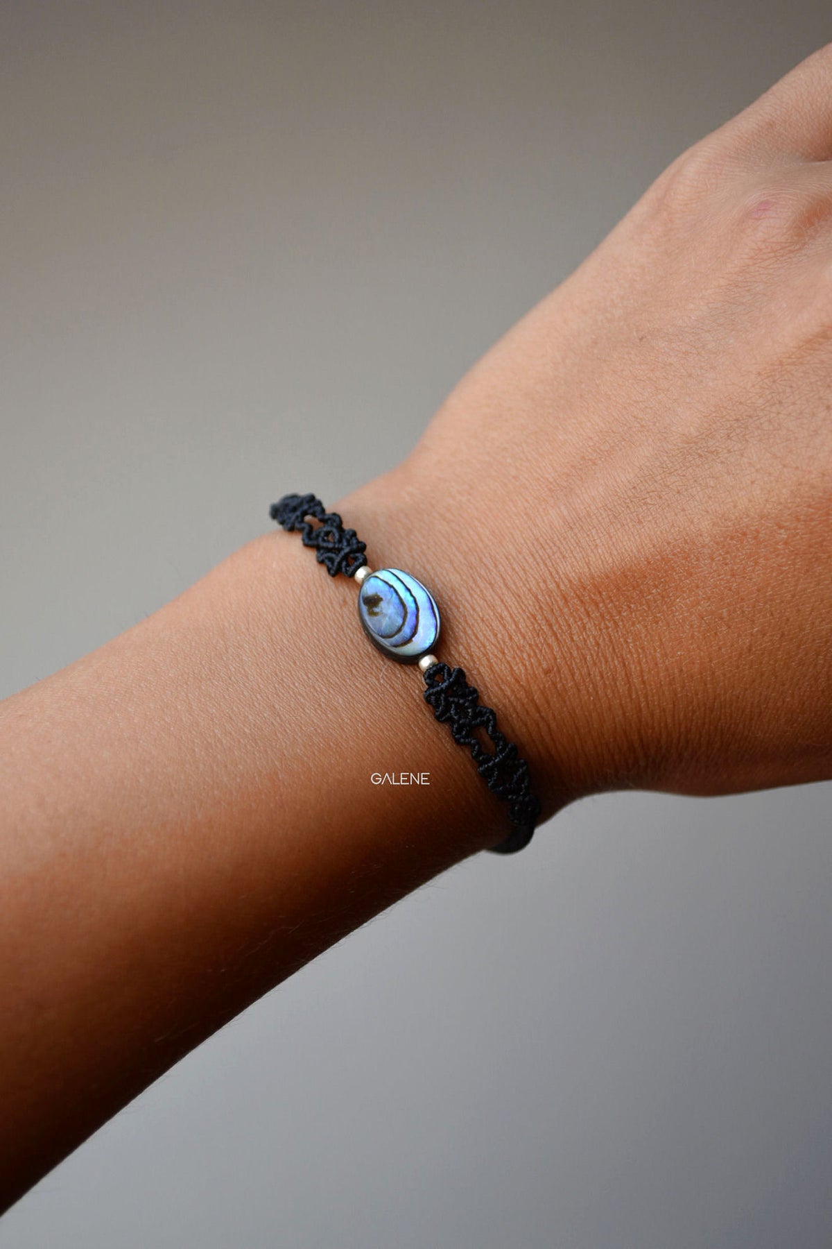 bracciale Filum con Abalone naturale indossato – vista sul polso