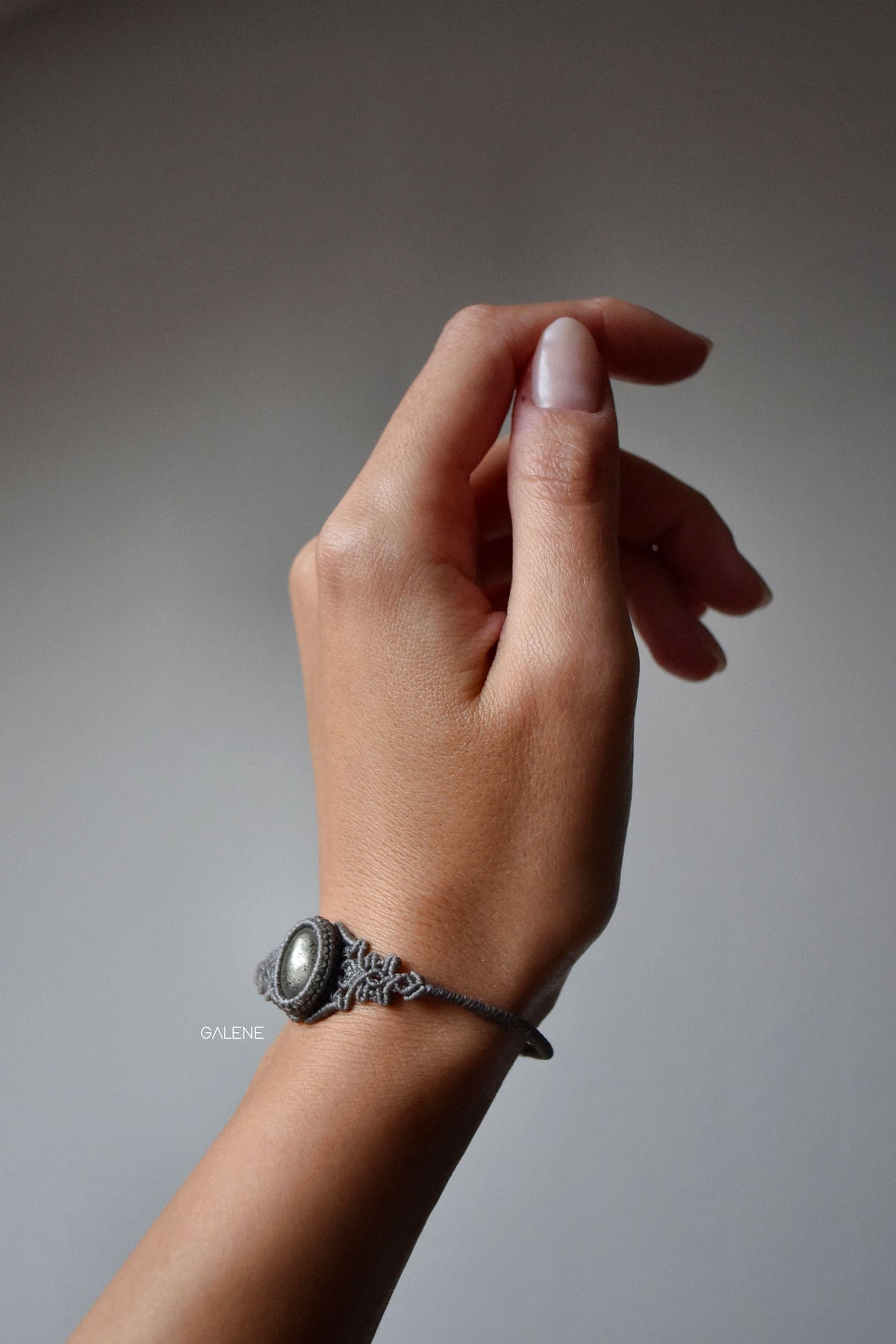 profilo laterale del bracciale Nocturne in macramè con pirite