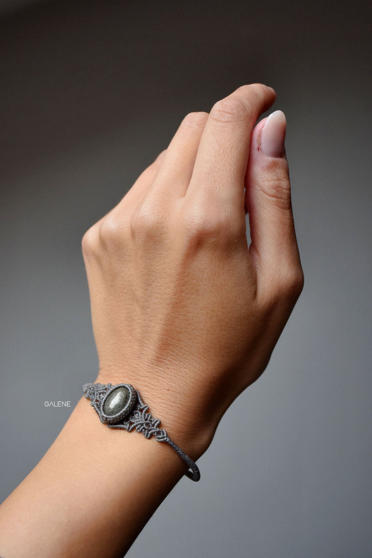 bracciale Nocturne con pirite naturale indossato – vista su polso