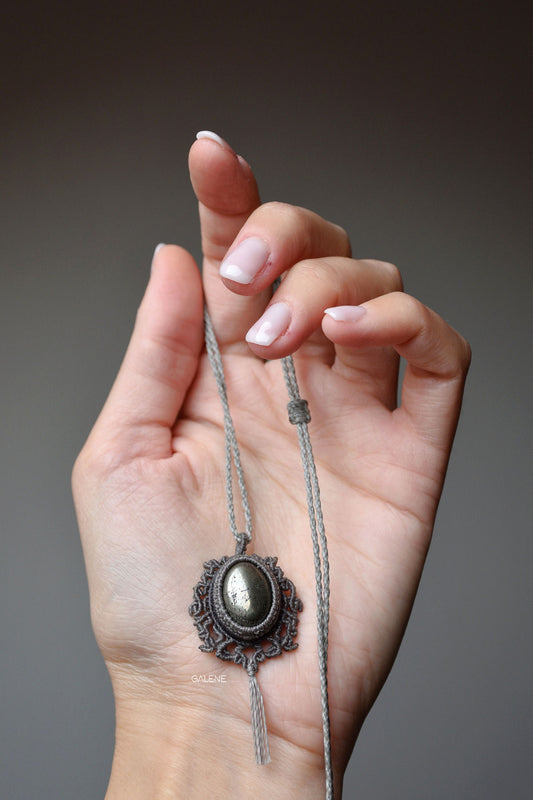 Collana con ciondolo Cammeo in pirite, dimensioni a confronto con mano
