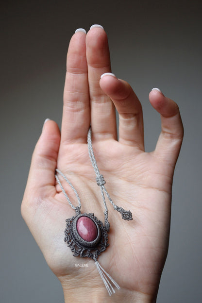 Collana regolabile in macramé con occhio di tigre naturale, vista frontale
