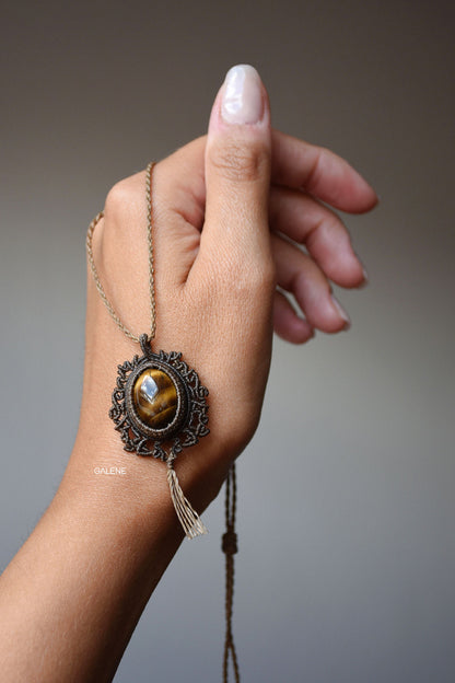 Collana regolabile in macramé con occhio di tigre naturale, vista frontale