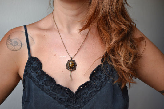 Collana in macramé con occhio di tigre indossata, lunghezza regolabile