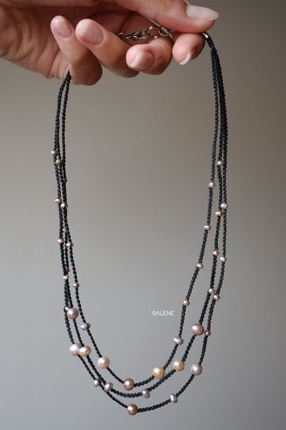 dettaglio lucentezza perle rosa del modello multifilo 