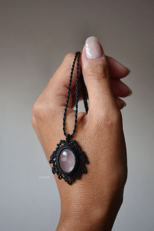 Collana a cammeo con quarzo rosa vista frontale