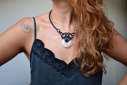 collana lumière con quarzo rosa indossata