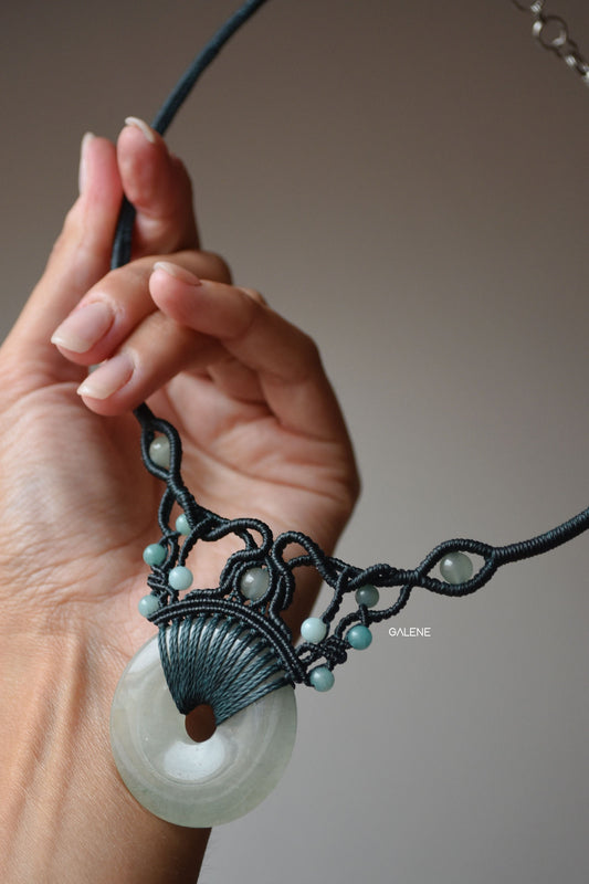 dettagli lavorazione della collana lumière con avventurina