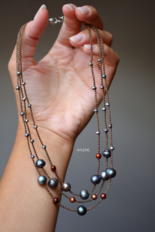 Collana multifilo con perle di fiume naturali – vista frontale, elegante e luminosa