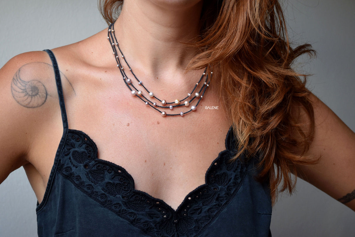 collana multifilo con perle rosa indossata