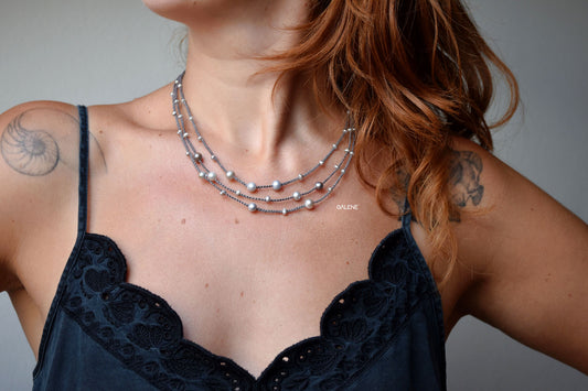 Collana multifilo con perle di fiume indossata – look elegante e leggero