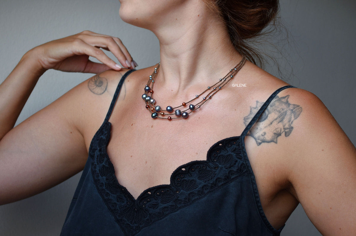 Collana multifilo con perle di fiume indossata – look elegante e leggero