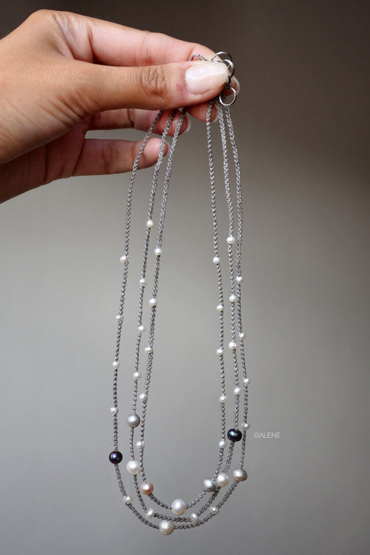Collana multifilo in macramè con perle di fiume naturali – perle multicolor