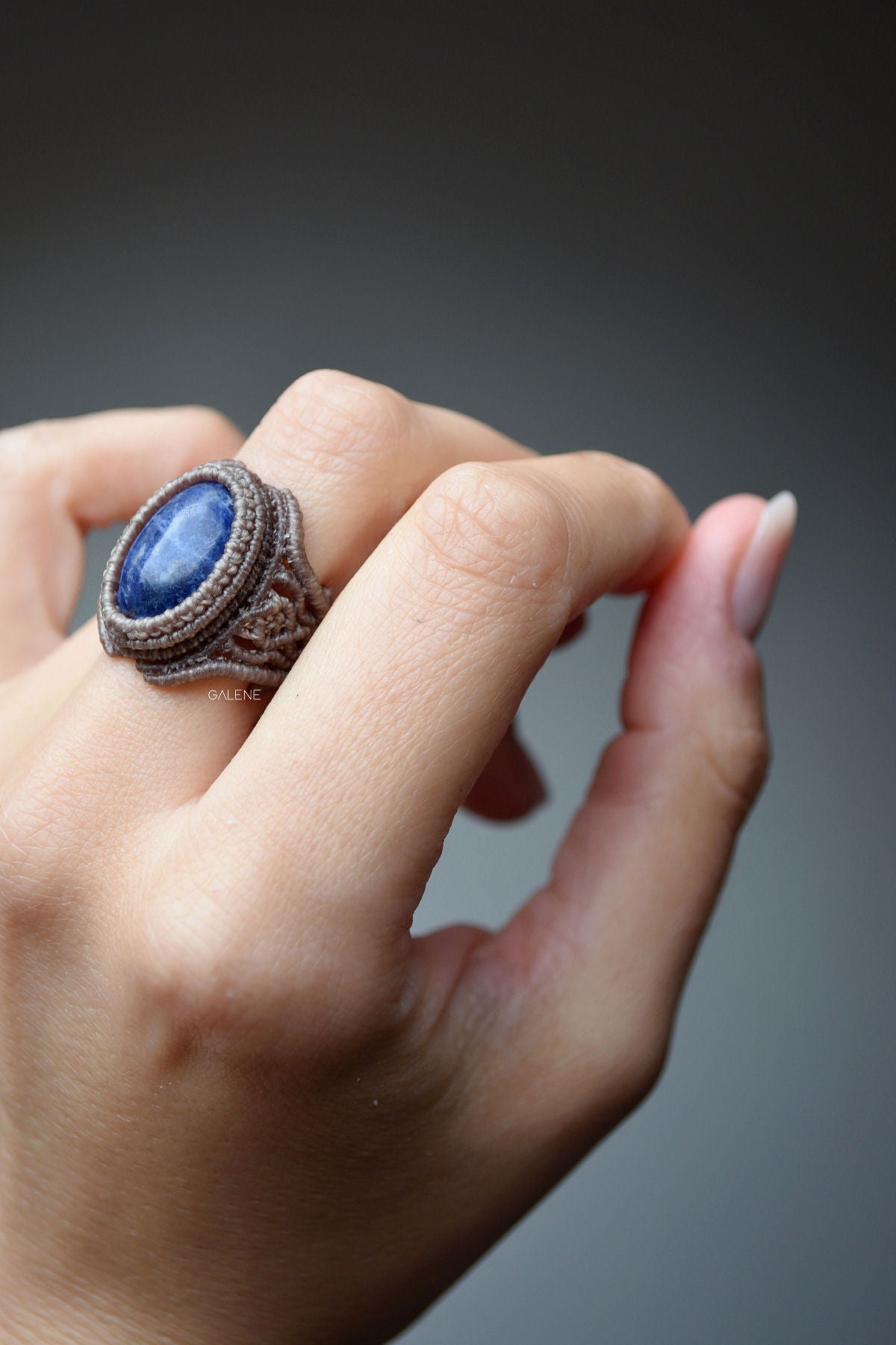 focus sulla pietra blu e della lavorazione indossato