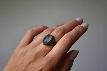 anello macramè con fluorite verde naturale su dito – vista frontale