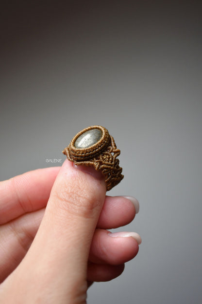 dettaglio lavorazione macramè stile gotico con pirite naturale – anello Nocturne