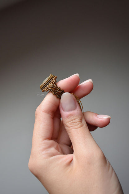 anello in macramè Nocturne con pirite naturale – profilo laterale