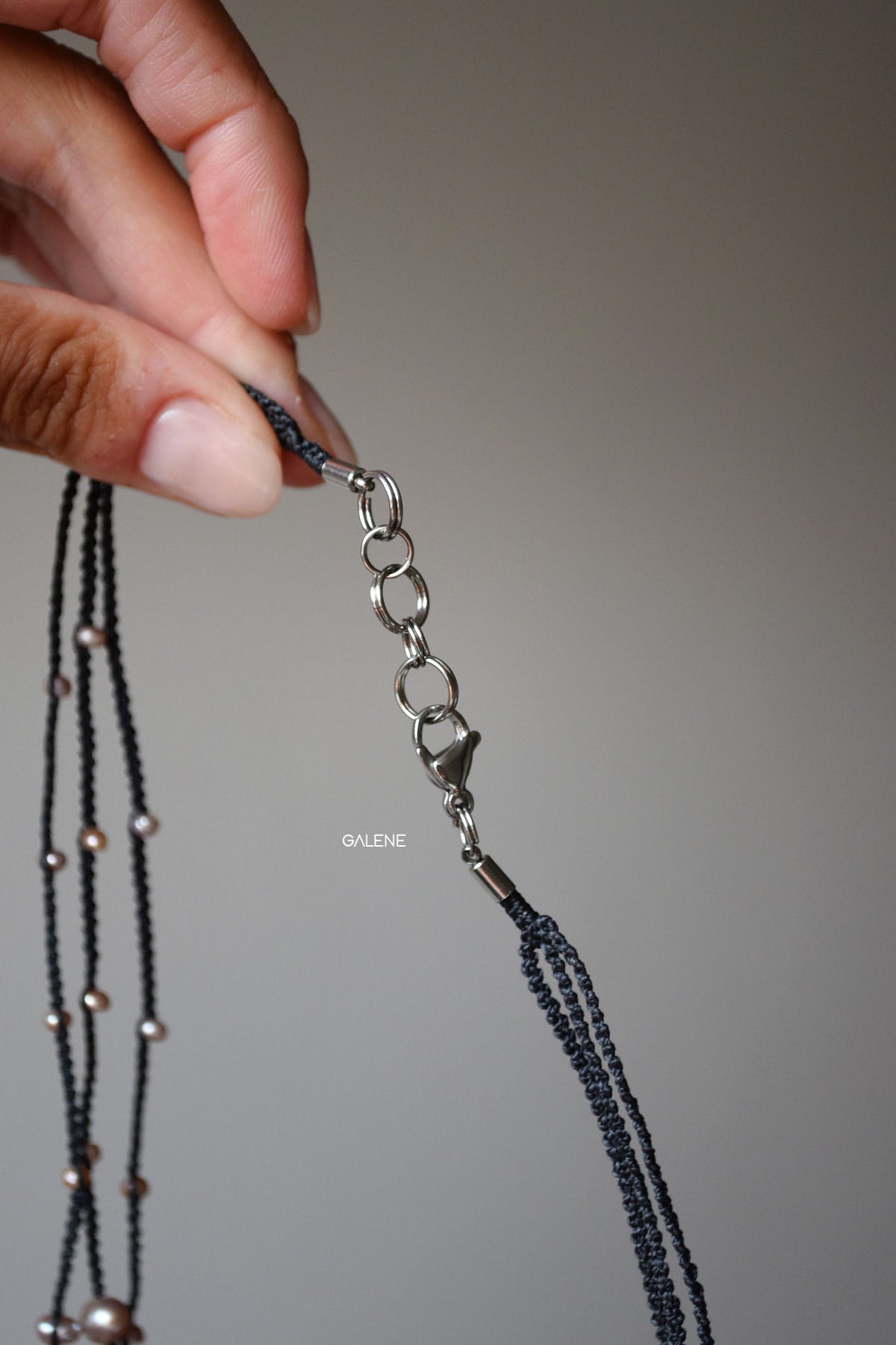 Dettaglio terminale e chiusura multifilo della collana fatta a mano
