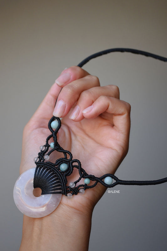 dettaglio della lavorazione della collana lumière con quarzo rosa e amazzonite