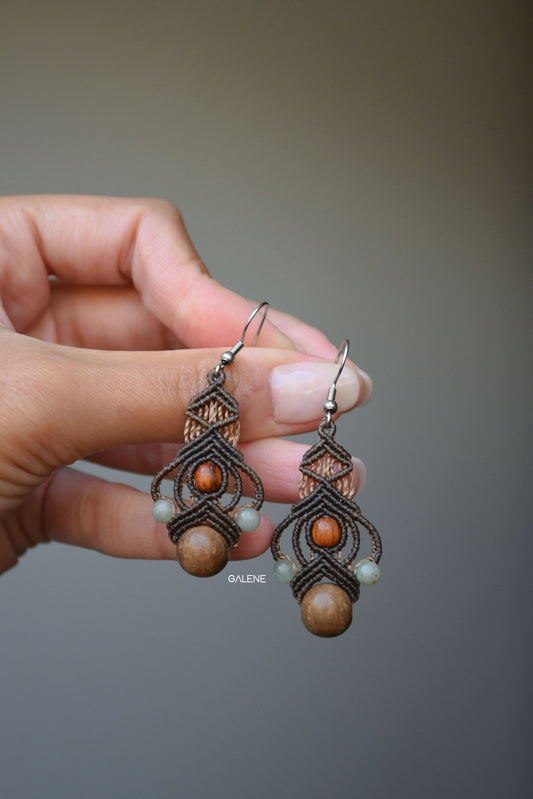 orecchini kerala color nocciola con perle di legno e amazzonite