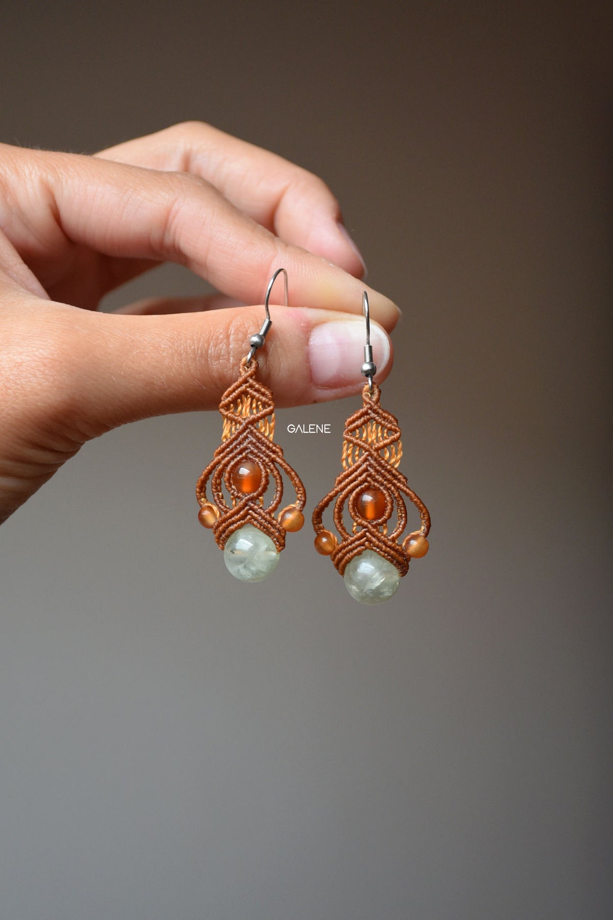 Orecchini KERALA in macramè con pietre naturali – Collezione Primavera/Estate