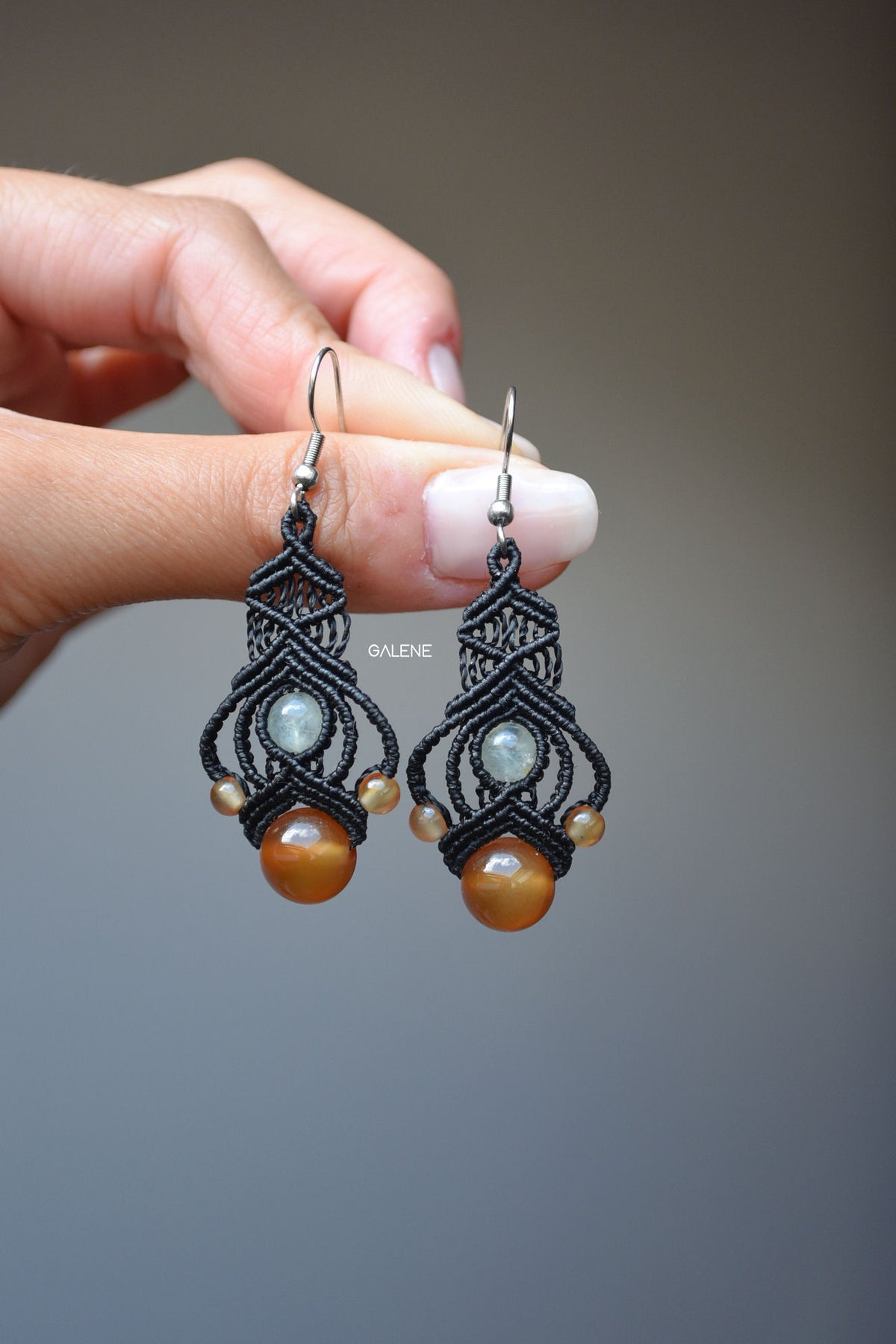 orecchini kerala in macramè gothic con corniola e prehnite