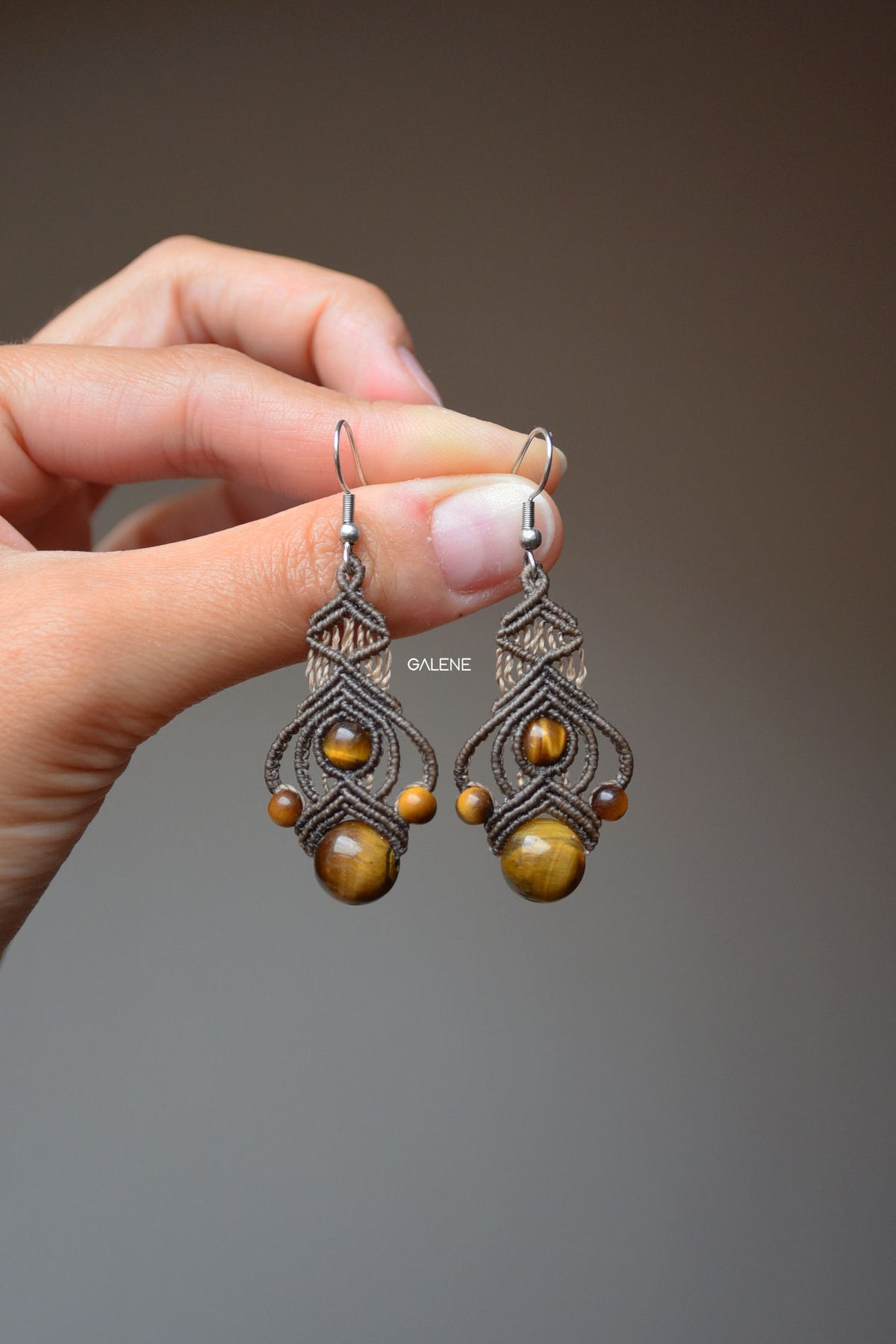 orecchini boho chic in macrame Kerala con occhio di tigre marrone