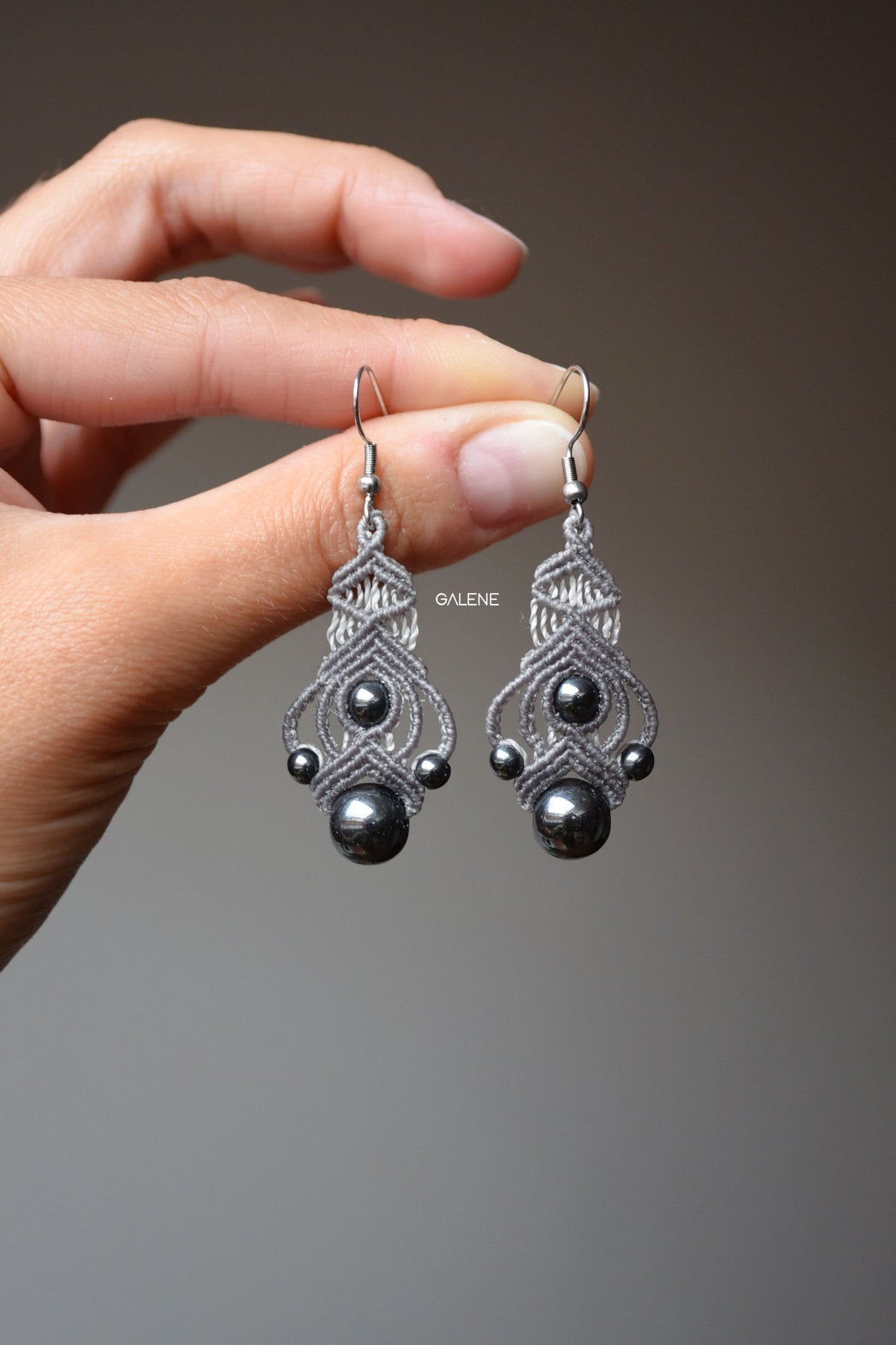 orecchini kerala in macrame eleganti con Ematite naturale