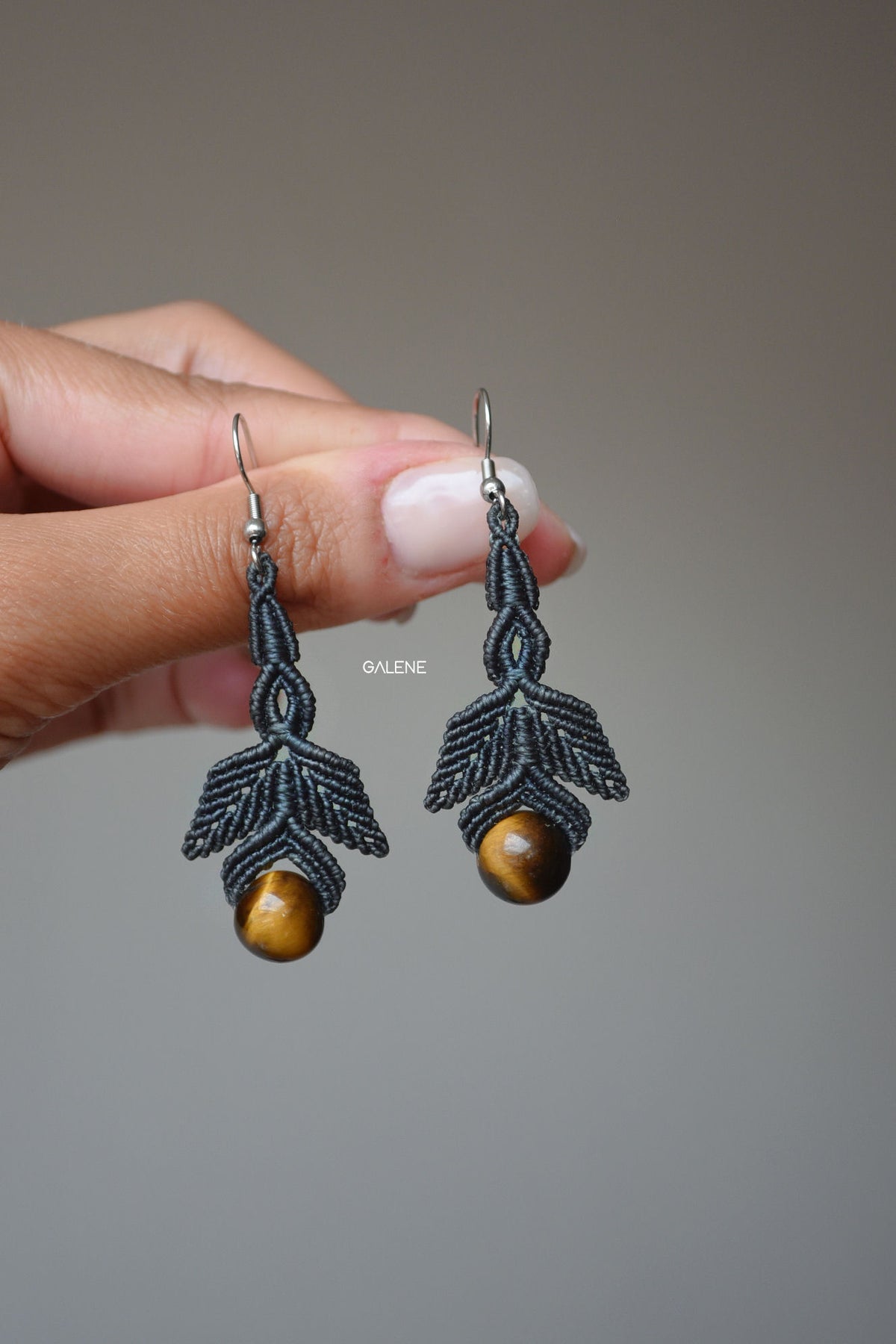 orecchini in macrame con occhio di tigre, modello foglia
