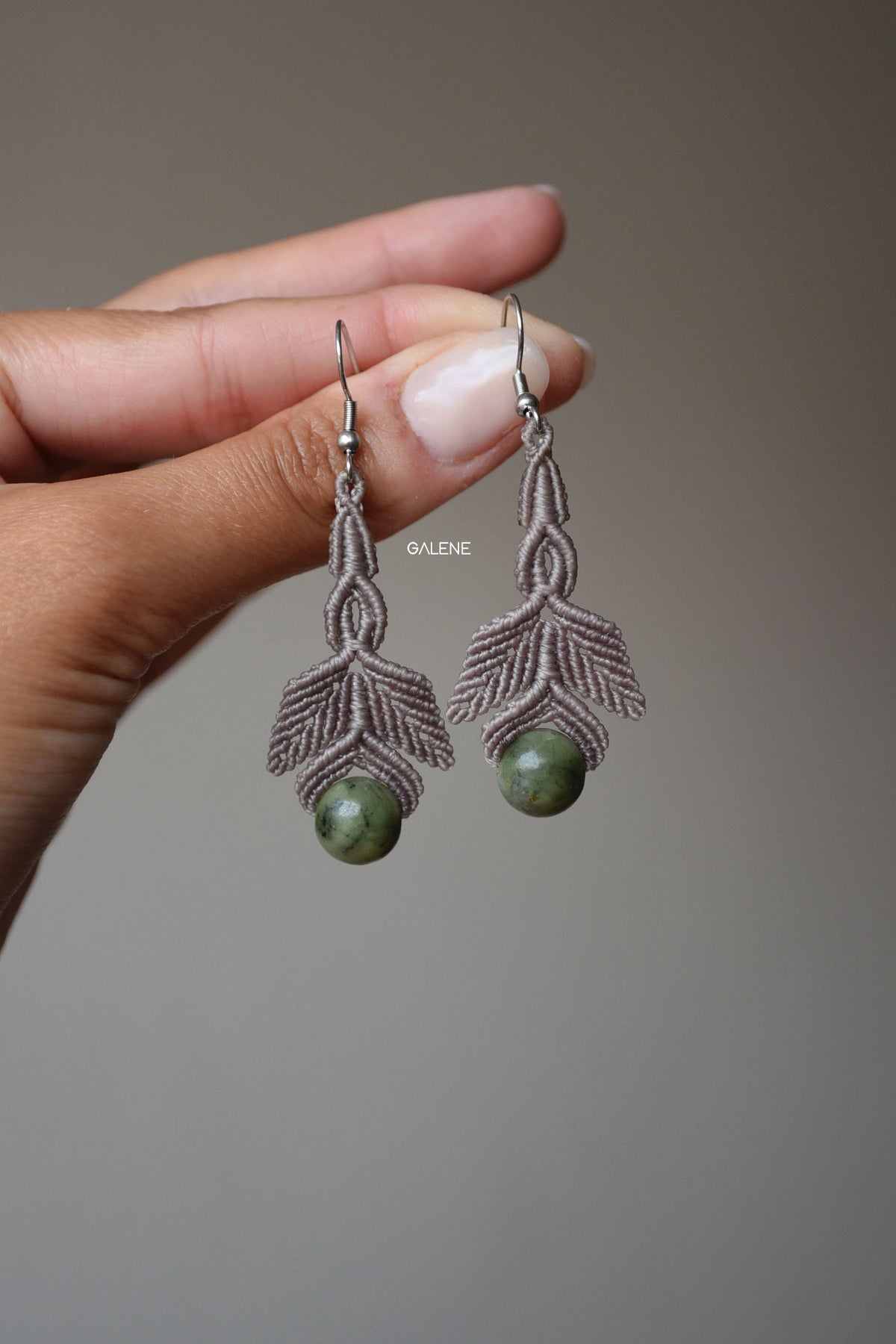 orecchini in macrame con giada verde, modello foglia