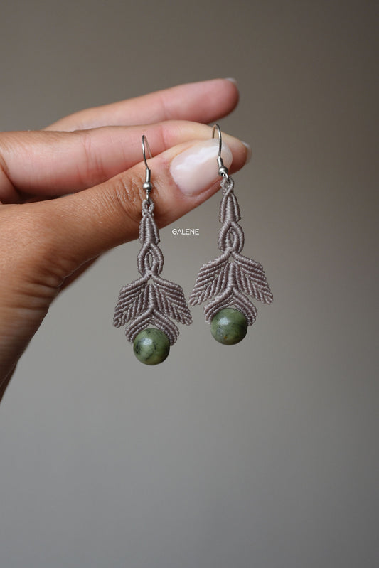 orecchini in macrame con giada verde, modello foglia