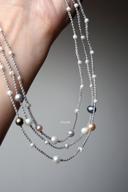 Collana multifilo in macramè con perle di fiume naturali – perle multicolor